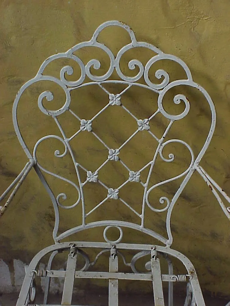 Sillones de jardín antiguos con un respaldo decorativo complejo