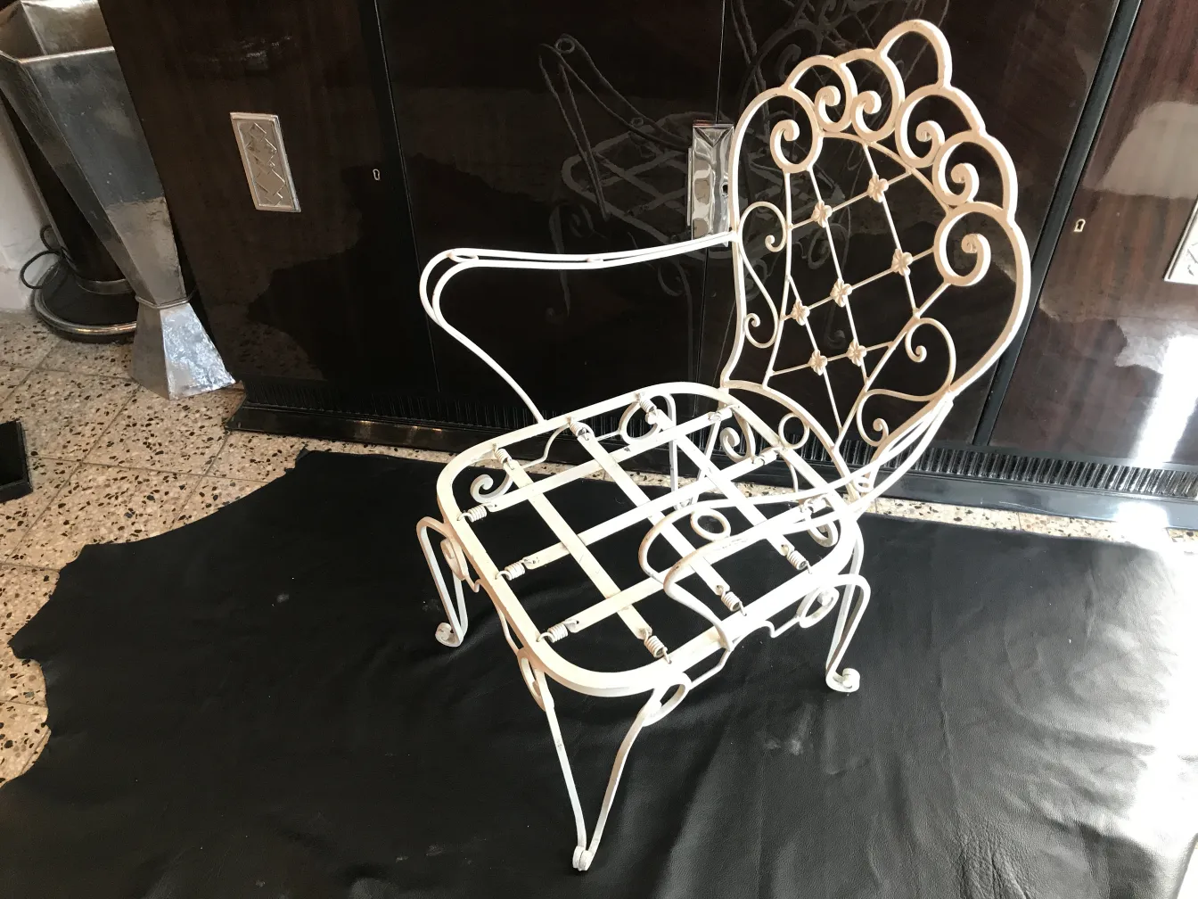 duas poltronas de jardim antigas com design ornamentado em um ambiente moderno