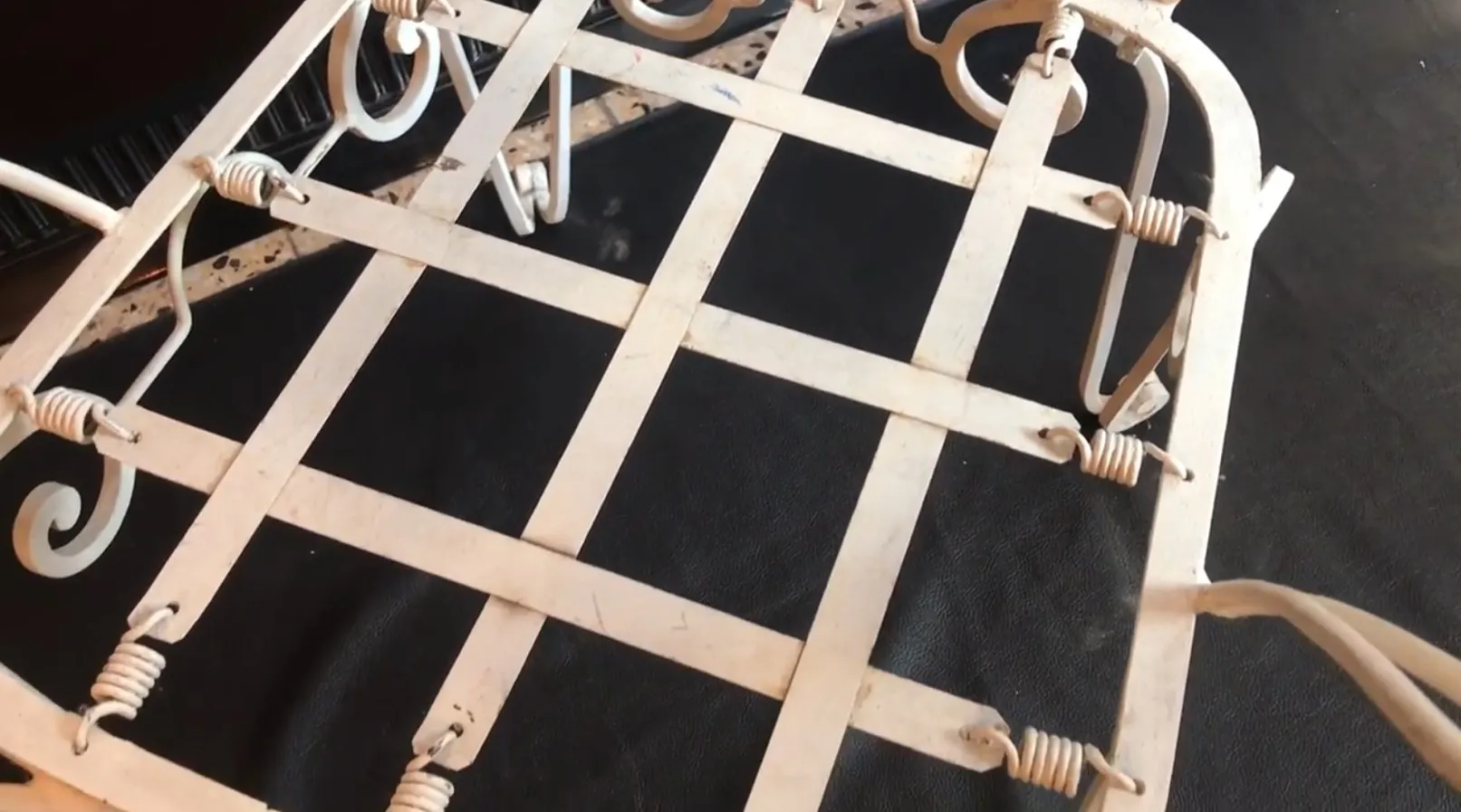 двое старинных садовых кресел с видимыми декоративными деталями