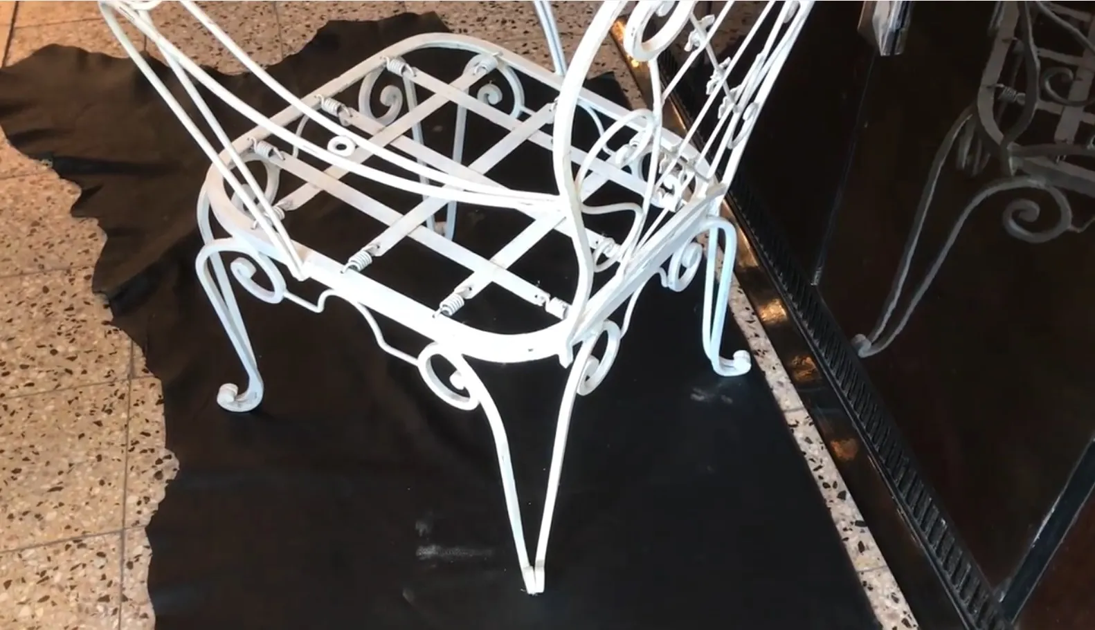 Zwei antike Garten-Sessel mit exquisitem Design, umgeben von einer gemütlichen Umgebung.