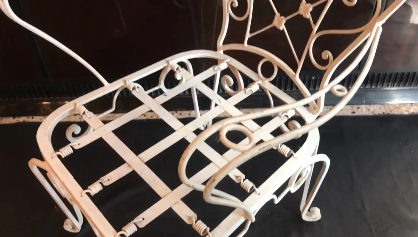 Imagen de 2 sillones de jardin antiguos, con detalles ornamentales, en un entorno acogedor.