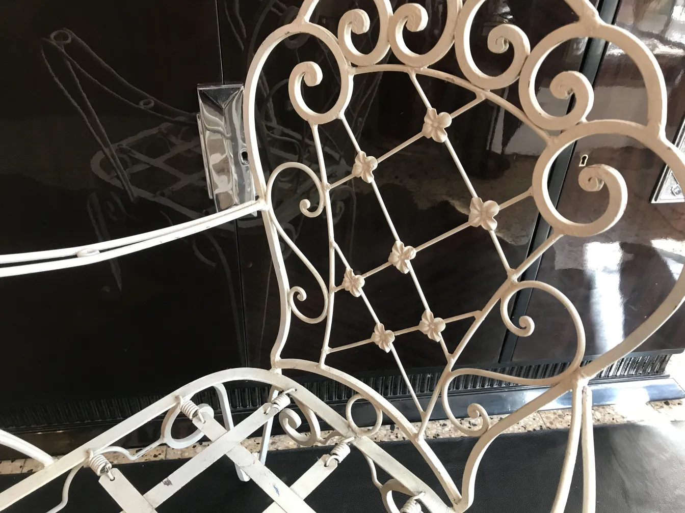 两把古董花园扶手椅，具有复杂的图案