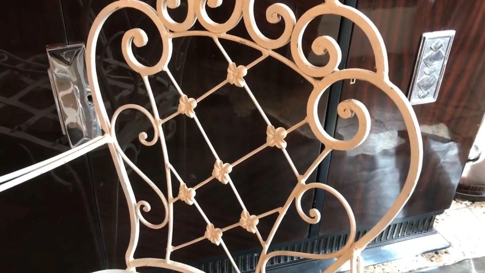 Deux fauteuils de jardin anciens ornés d'élégantes décorations dans un cadre confortable.