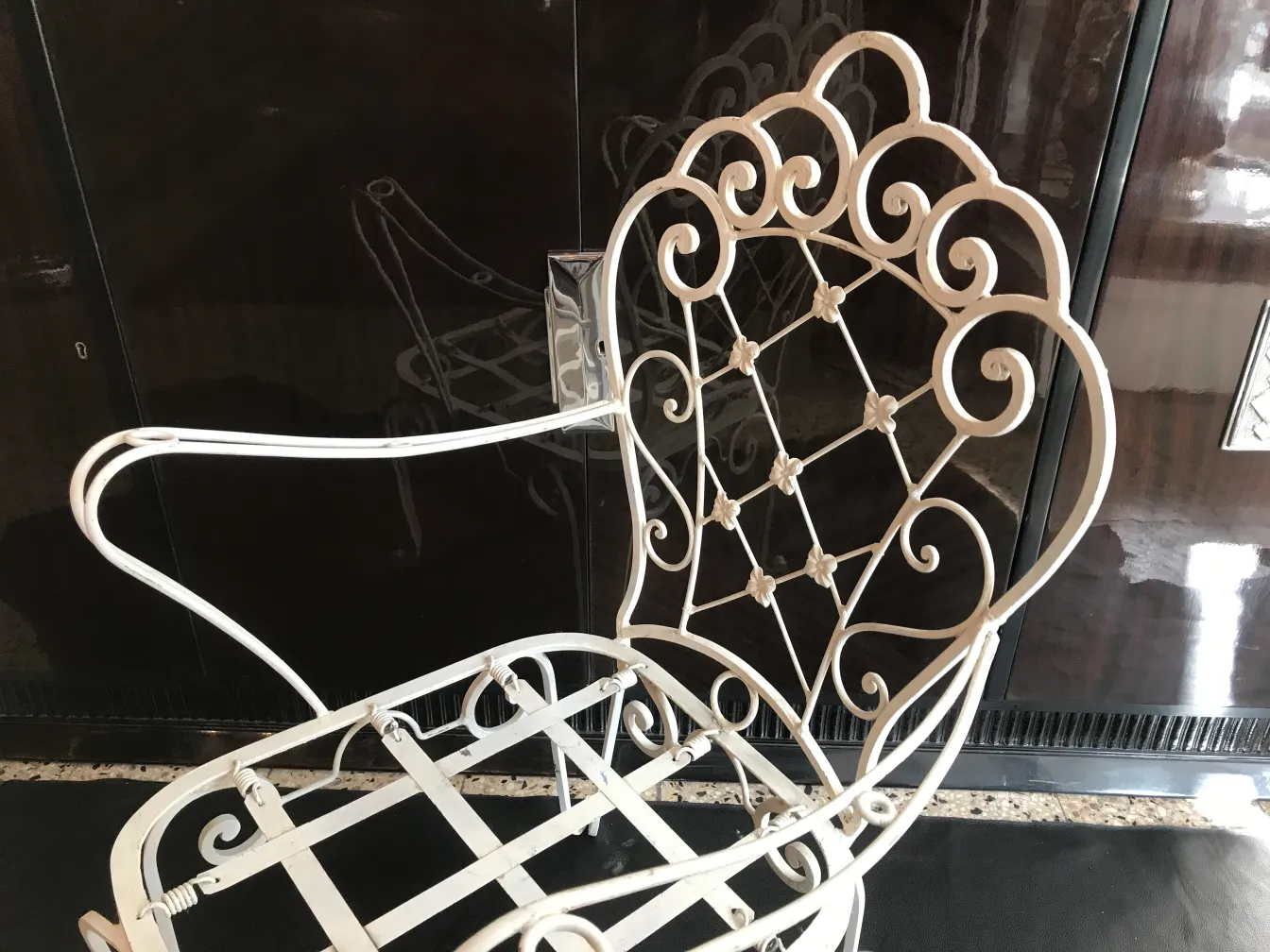 zwei antike garten-sessel mit elegantem design