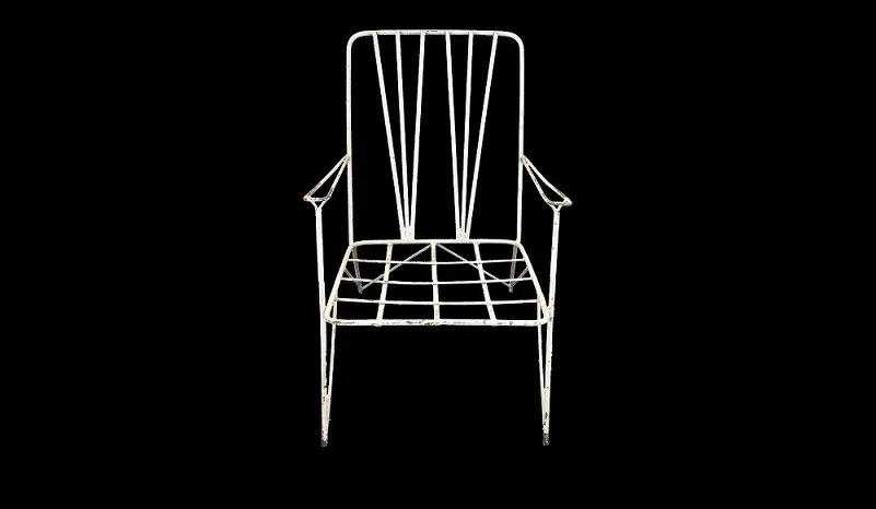 Due poltrone da giardino antiche con design aperto e braccioli