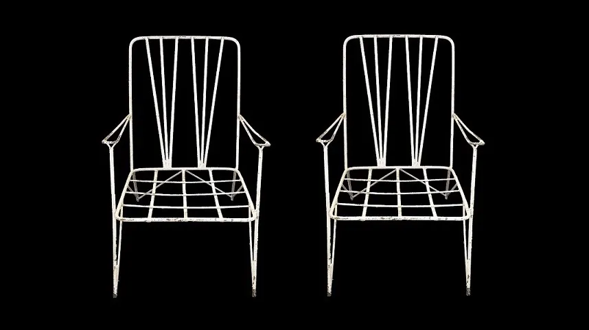 deux fauteuils de jardin anciens avec un design classique, comportant des détails élégants