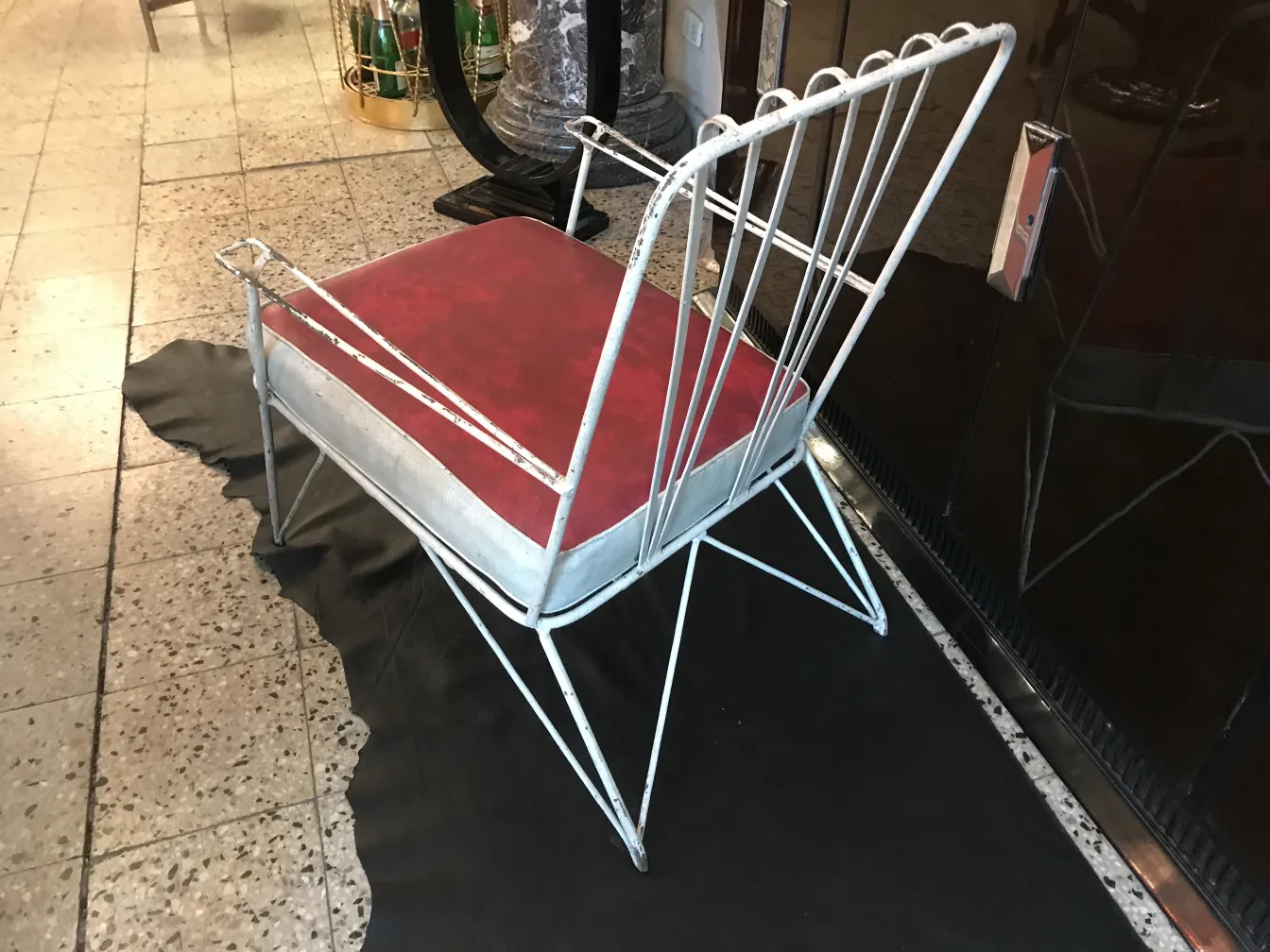 Sillones de jardín antiguos con cojines, fondo neutro