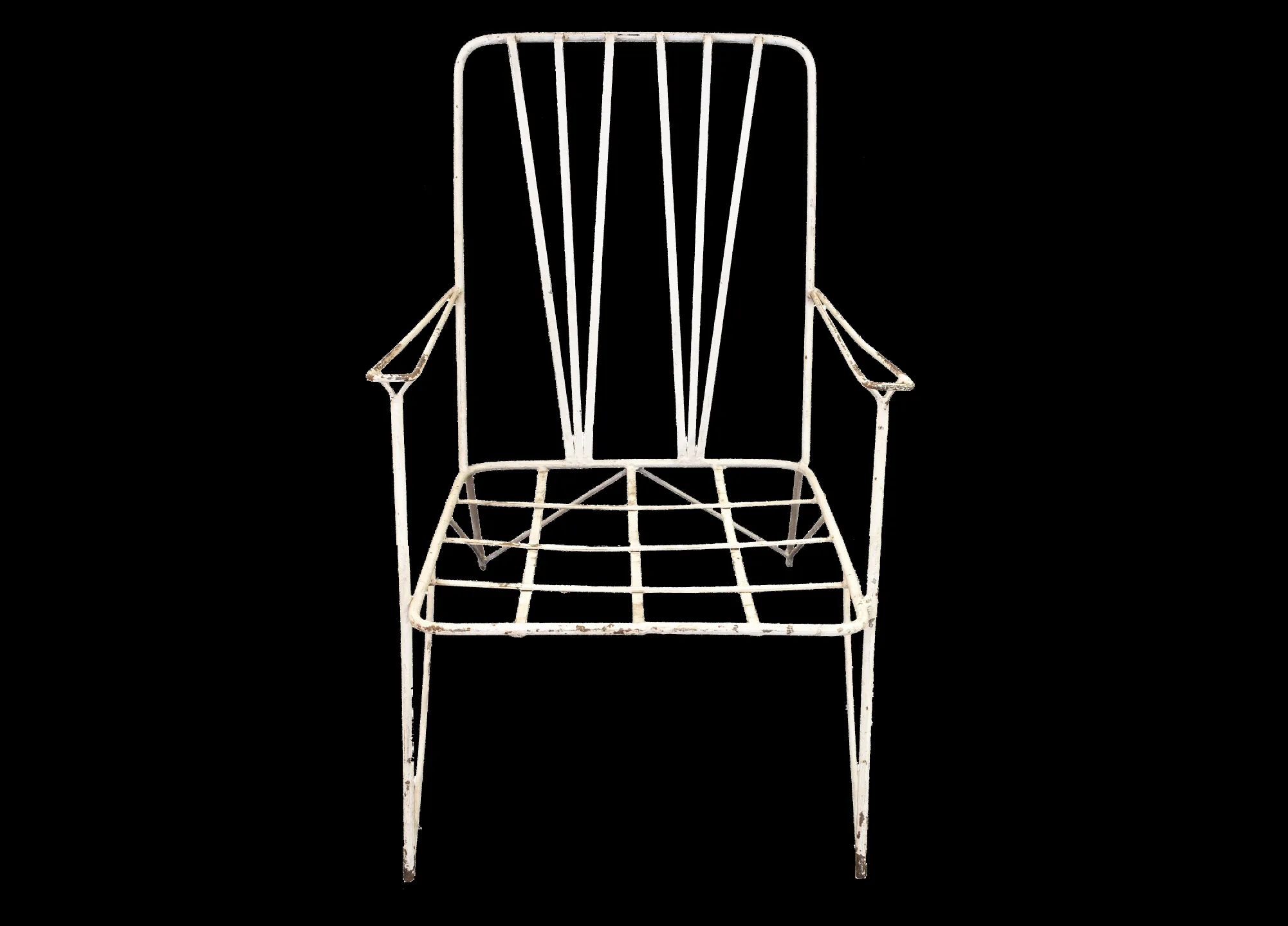 Vue de face de 2 fauteuils de jardin anciens, avec un design simple, sur fond noir.