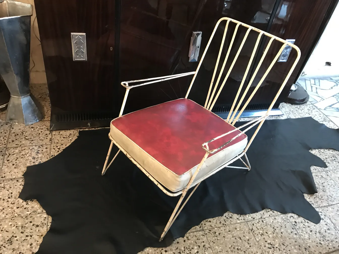 Poltrone da giardino antiche con un design unico.