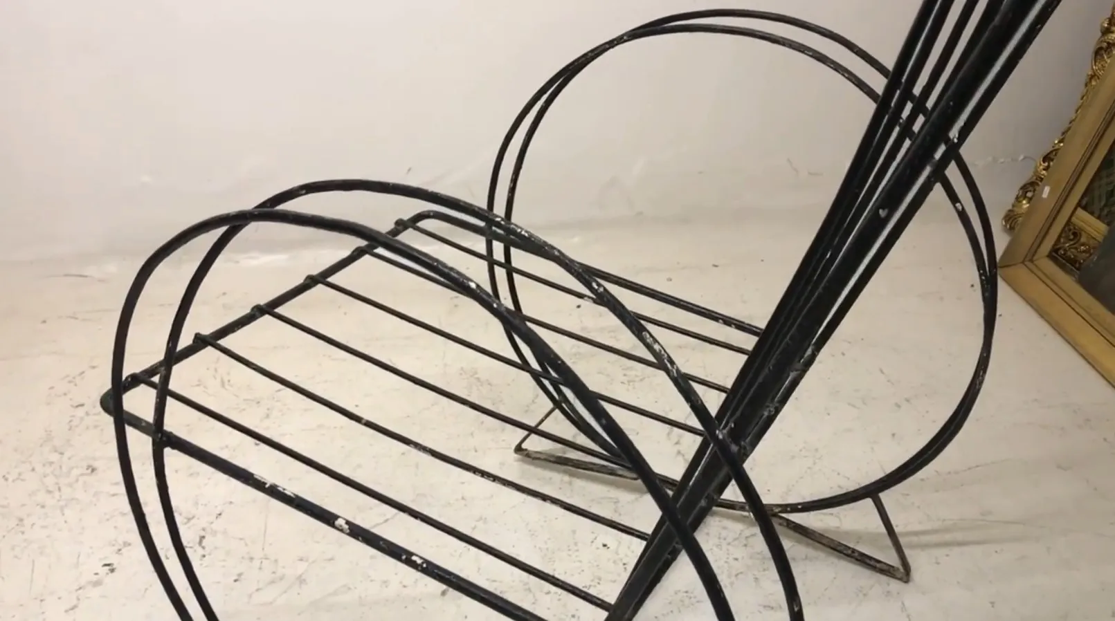 Vue de deux fauteuils de jardin anciens dans un cadre neutre.