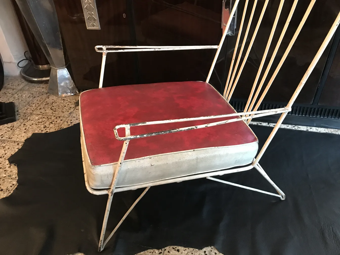 sillones de jardín antiguos con cojines rojos en ambiente neutral