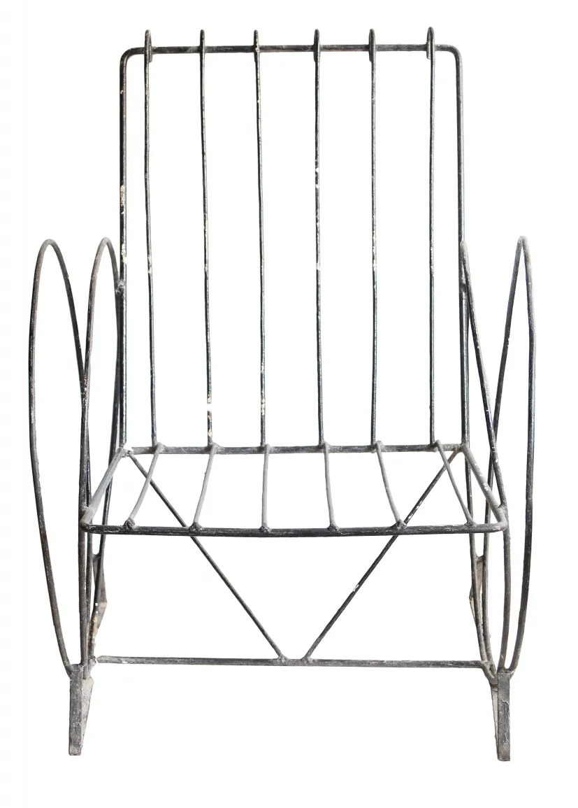 Antike Garten-Sessel mit schlanker Struktur in heller Umgebung.