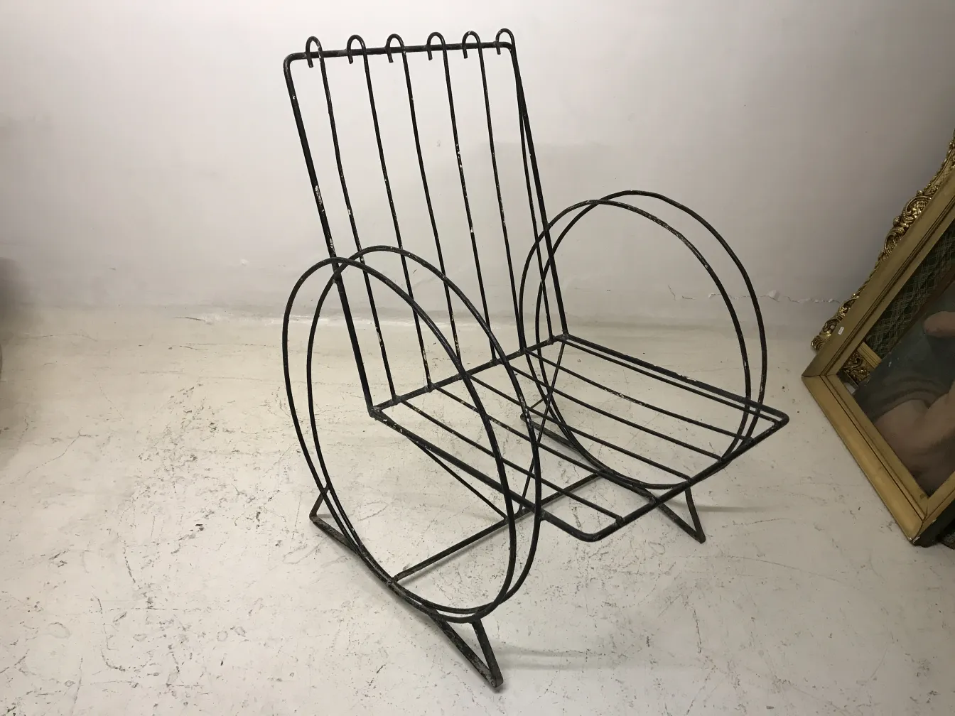 poltronas de jardim antigas com design tubular e fundo claro