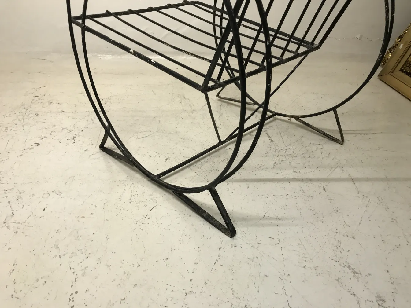 古い庭用アームチェアが中立的な環境にある