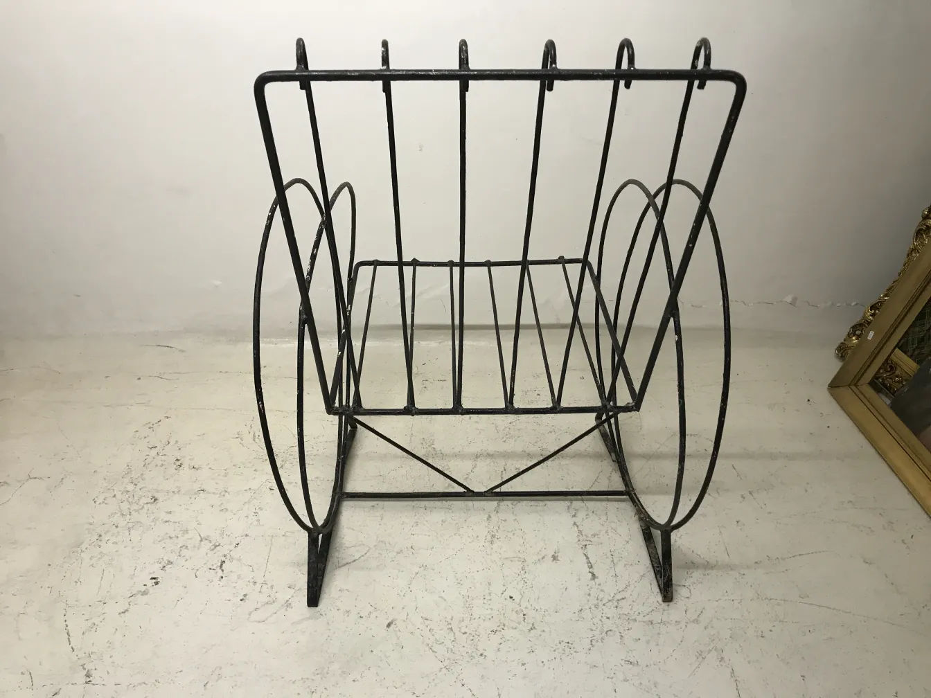 Zwei antike Garten-Sessel mit klassischem Design in einem einladenden Ambiente.