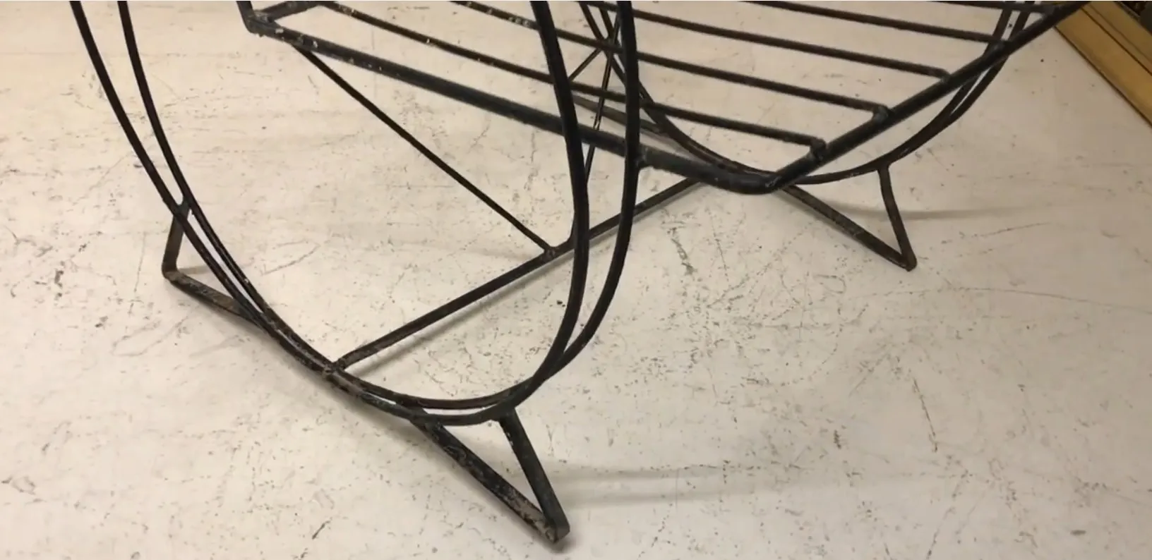 Conjunto de dos sillones de jardín antiguos en un entorno elegante