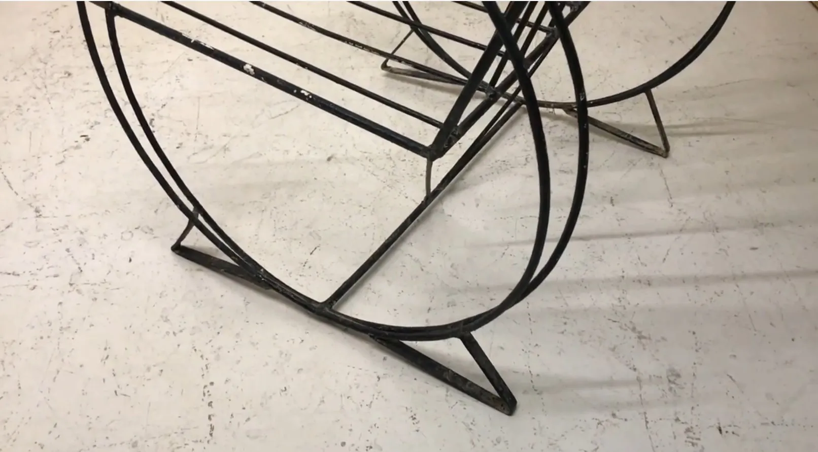 Vue latérale de 2 fauteuils de jardin anciens dans un environnement chaleureux