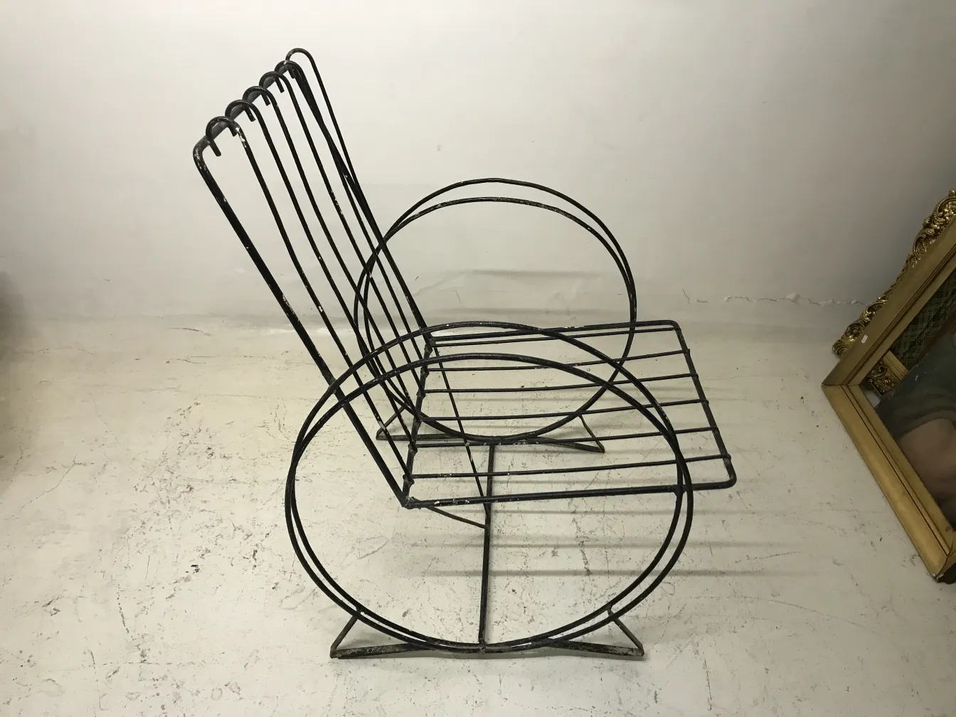 안락의자 2개, 고급스러운 라인과 원형 디자인, 중립적인 환경에서