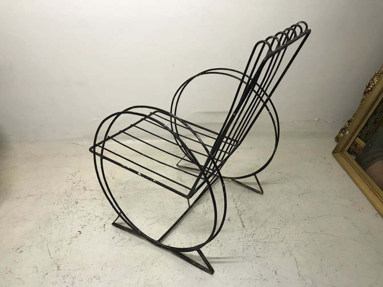 Fauteuils de jardin anciens avec un design unique dans un environnement neutre.