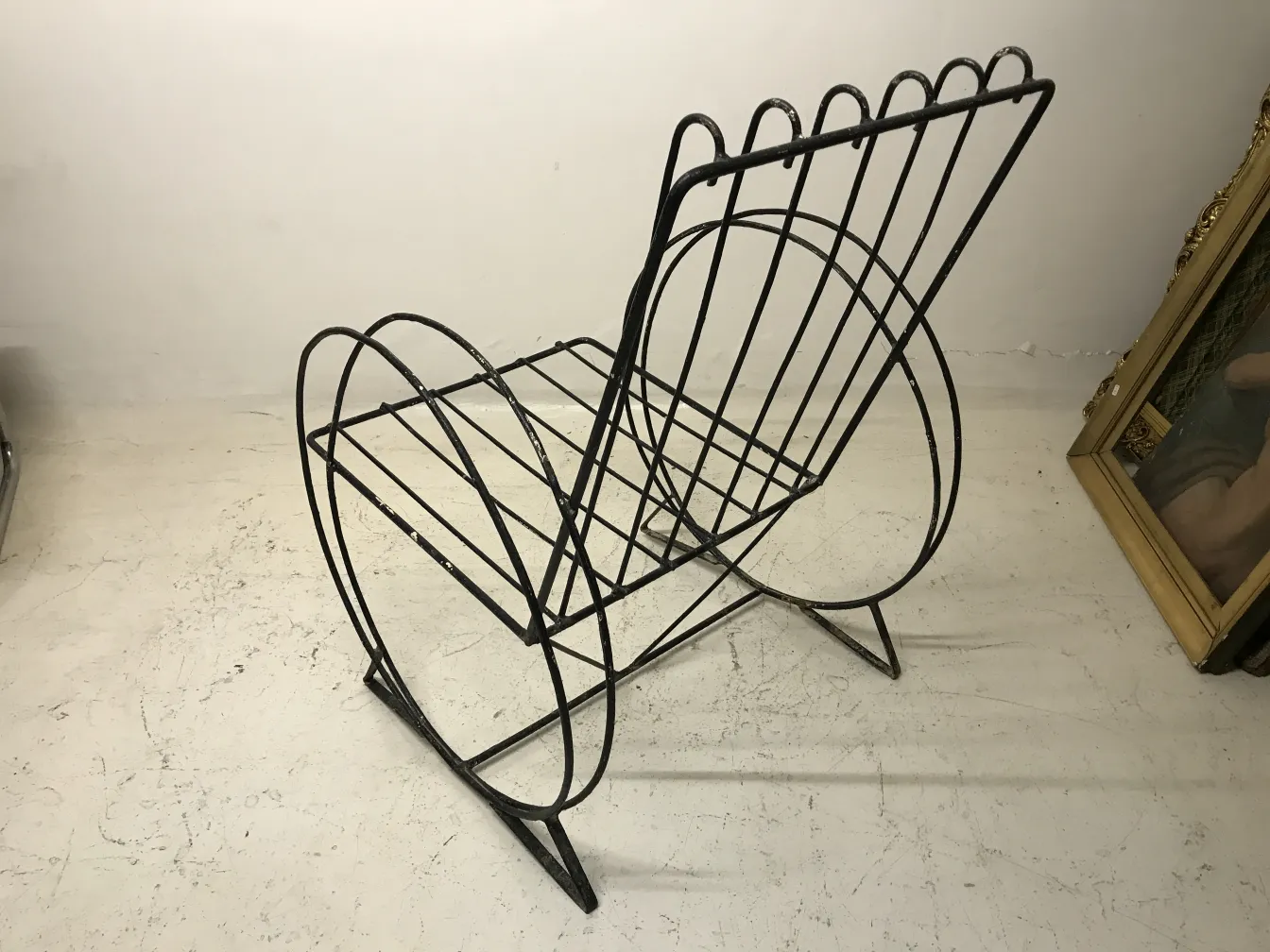 Deux fauteuils de jardin anciens avec un design unique, dans un cadre accueillant.