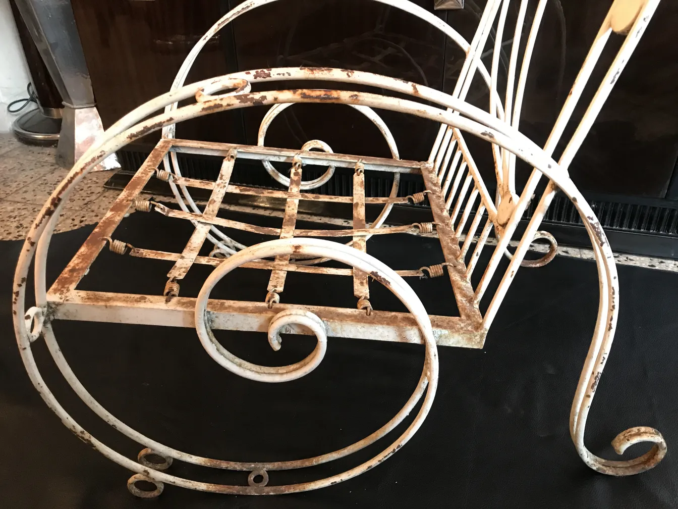 Drei antike Garten-Sessel mit geschwungenem Design und Details