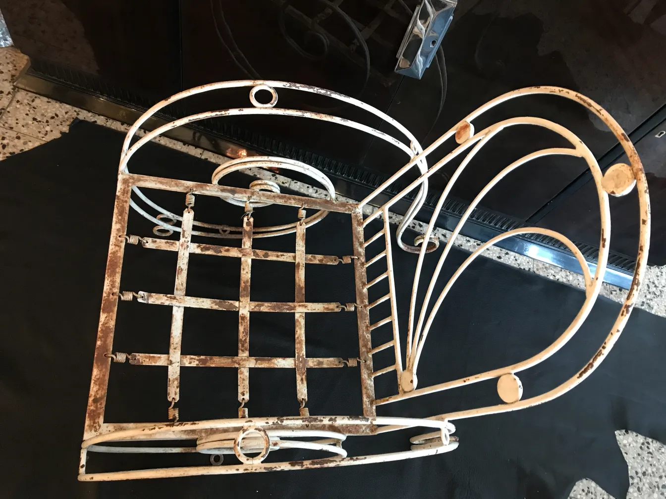 Три старинных садовых кресла с потертыми деталями в уютной обстановке.