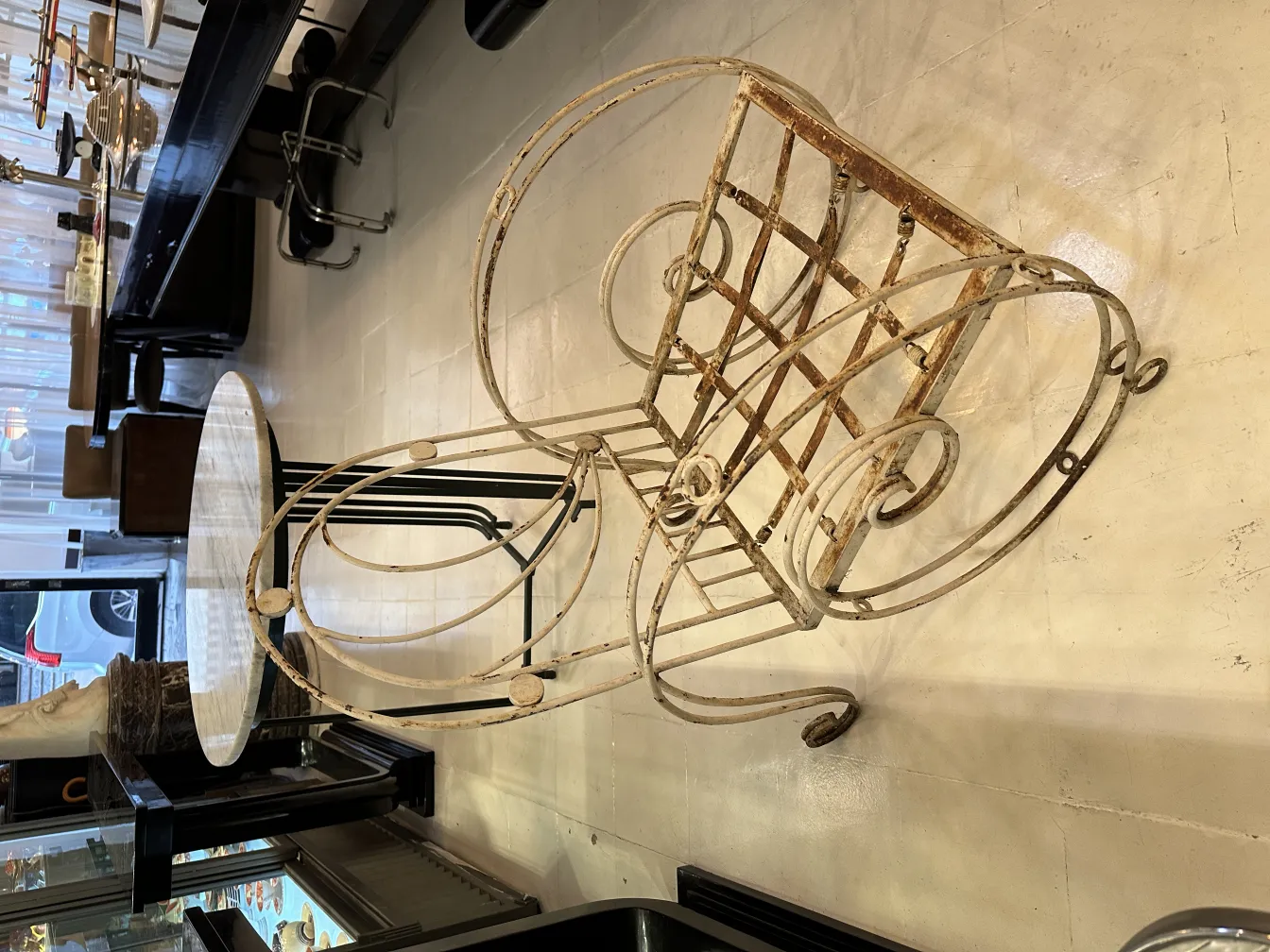 Trois fauteuils de jardin anciens avec un design élégant