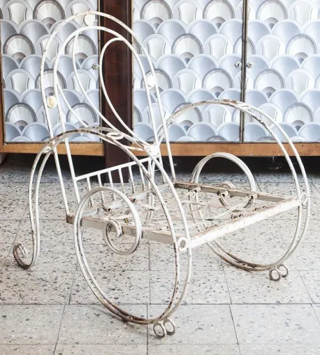 Tres sillones de jardin antiguos con un diseño único en un ambiente interior.