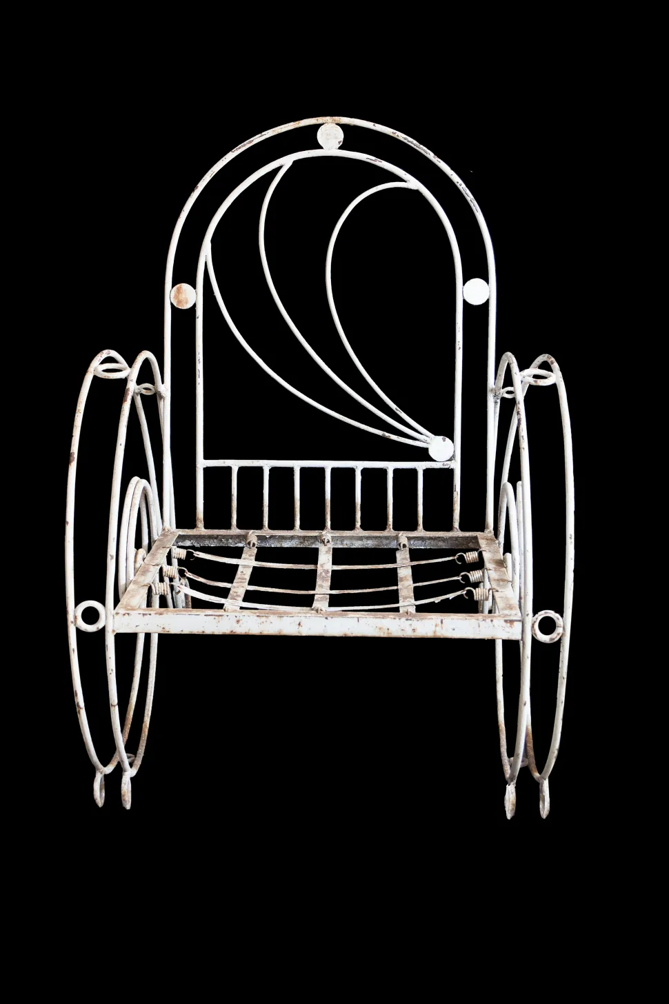 Trois fauteuils de jardin anciens avec un design décoratif et une structure unique.