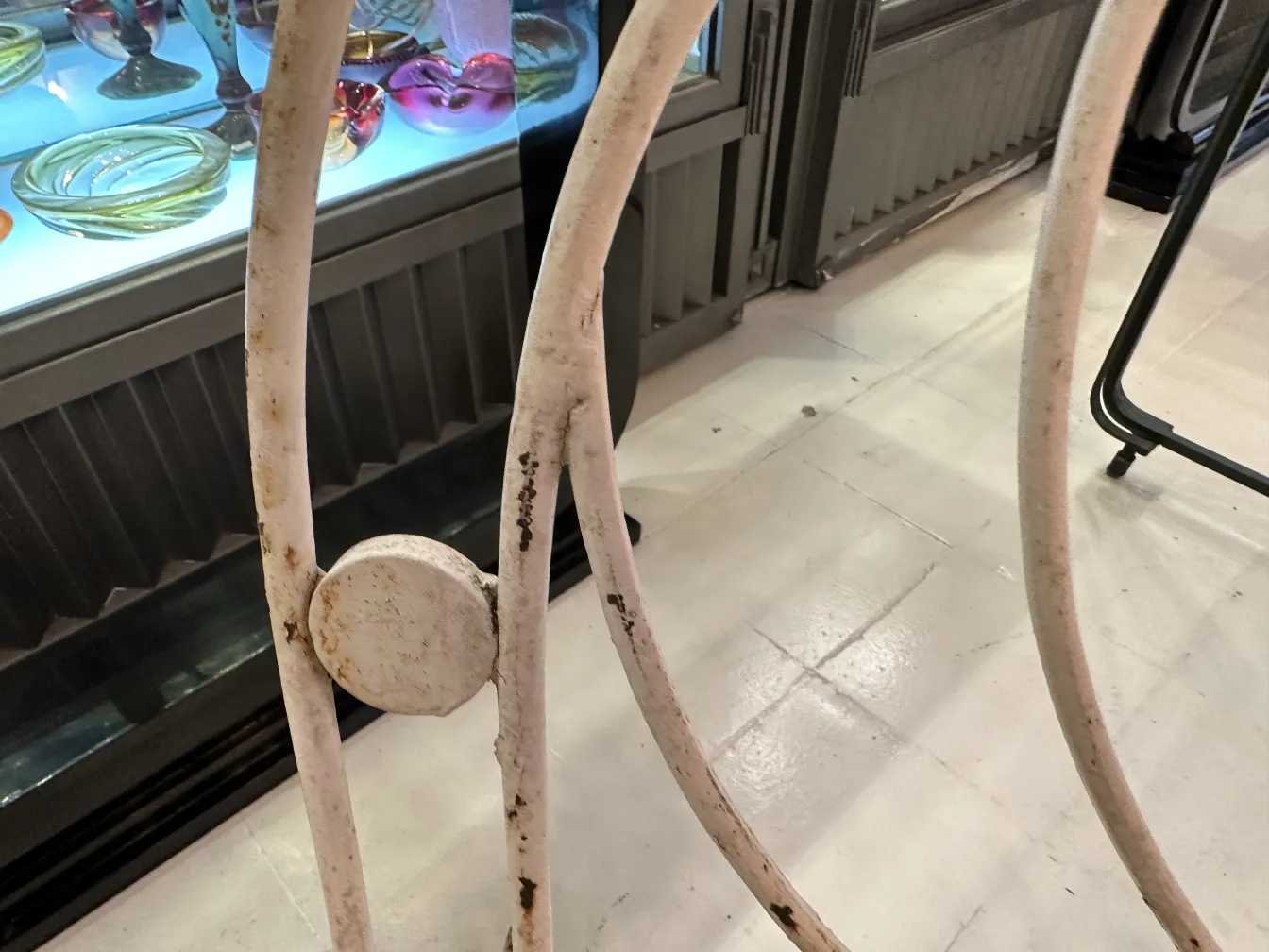 Tre poltrone da giardino antiche in un ambiente accogliente