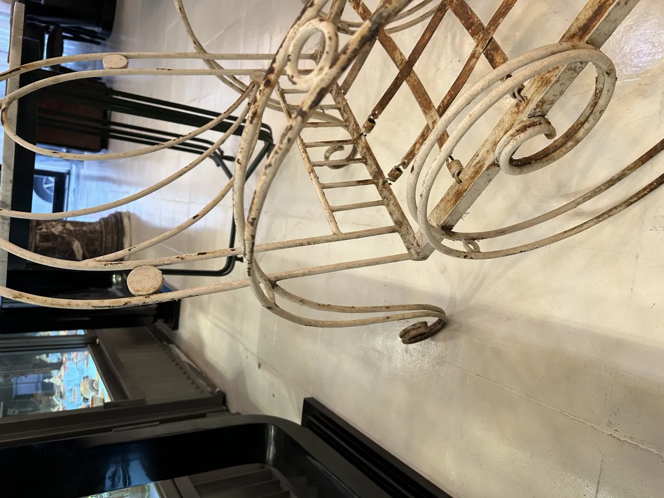 Trois fauteuils de jardin anciens avec design raffiné dans le cadre