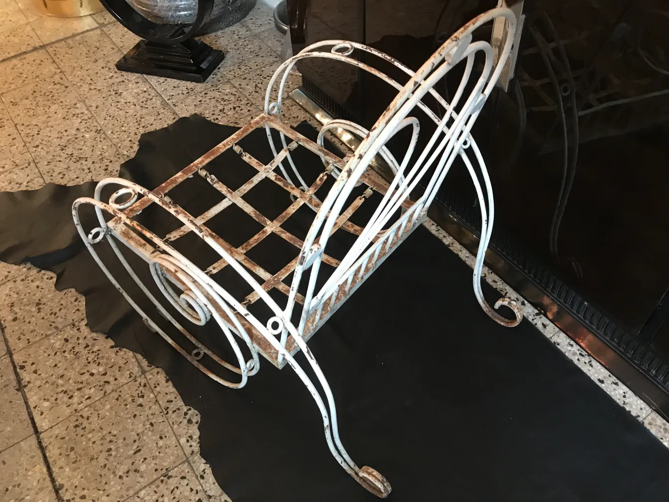 três poltronas de jardim antigas com design curvado em um ambiente aconchegante