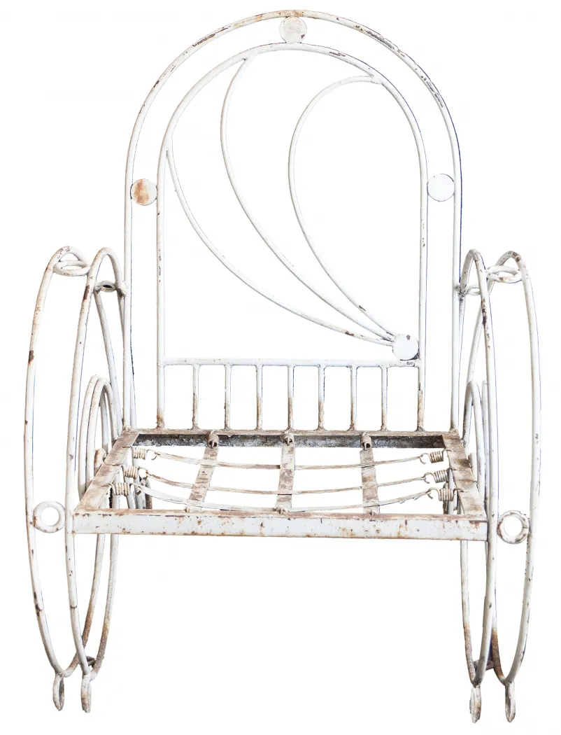 3把古董花园扶手椅，造型优雅，设计成格子状，位于户外环境中。