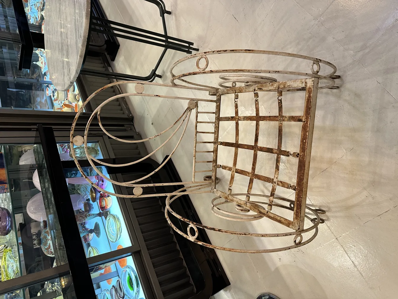 Três poltronas de jardim antigas com design elegante em um ambiente acolhedor.