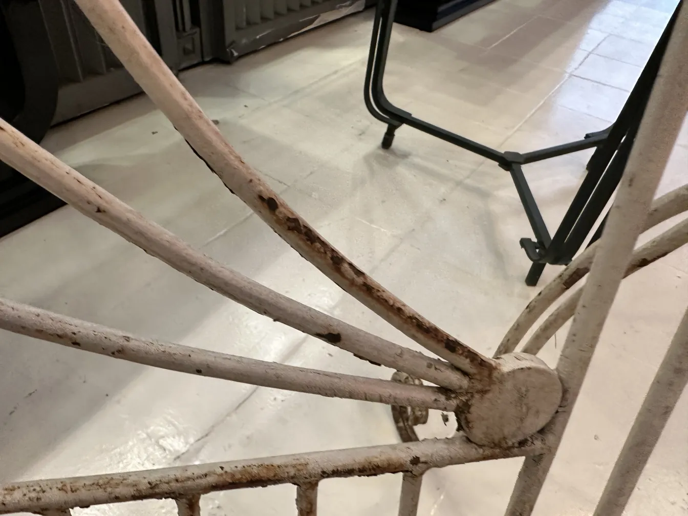 3 fauteuils de jardin anciens, détails uniques et design vintage