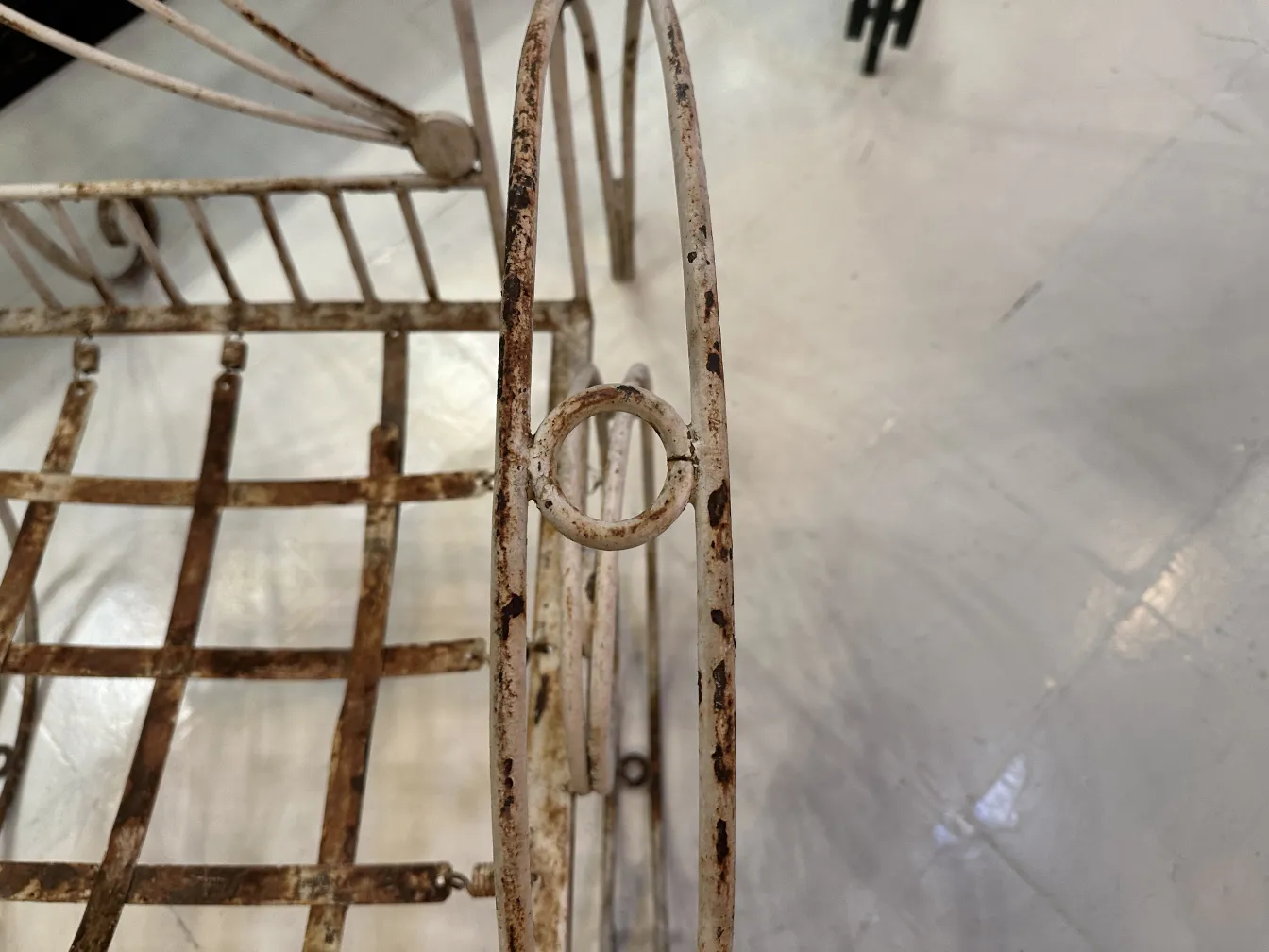 Três poltronas de jardim antigas, elegantes e intricadas, inseridas em um ambiente vintage.