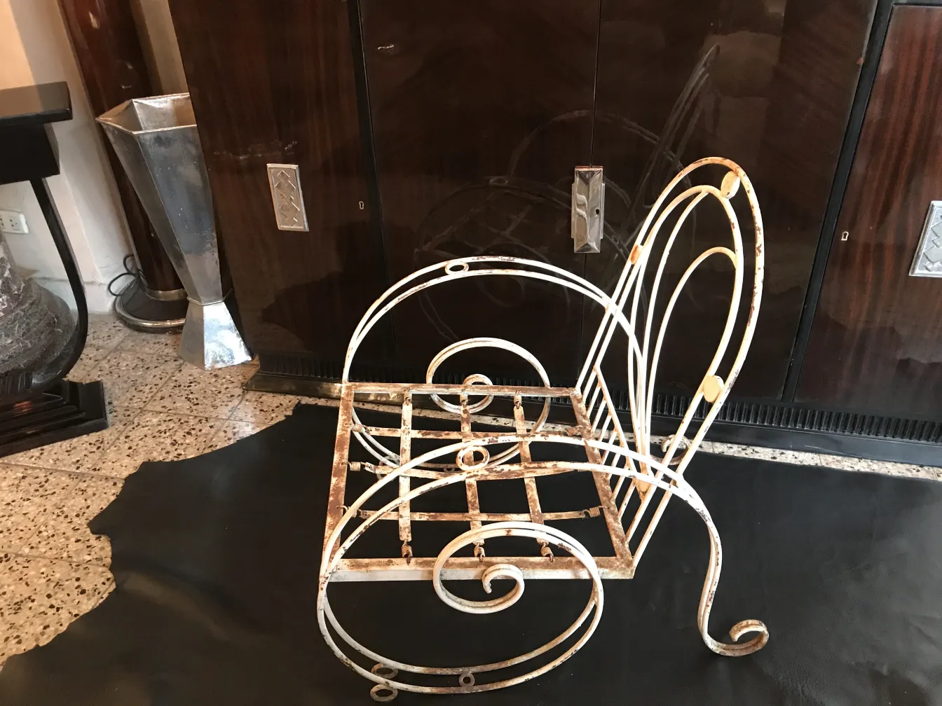 3 sillones de jardín antiguos, diseño curvo y clásico