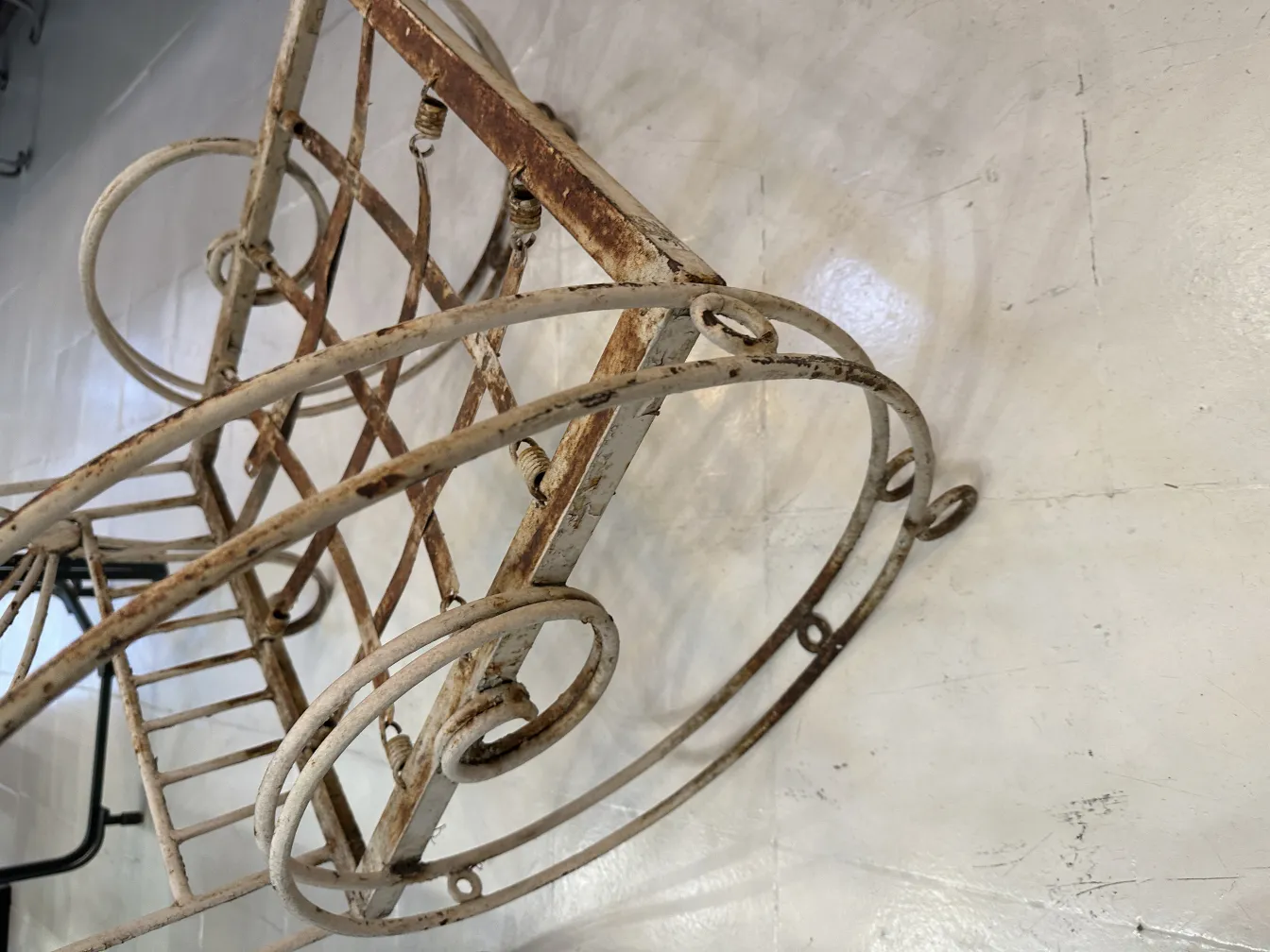 Trois fauteuils de jardin anciens avec des courbes délicates dans un cadre chaleureux.