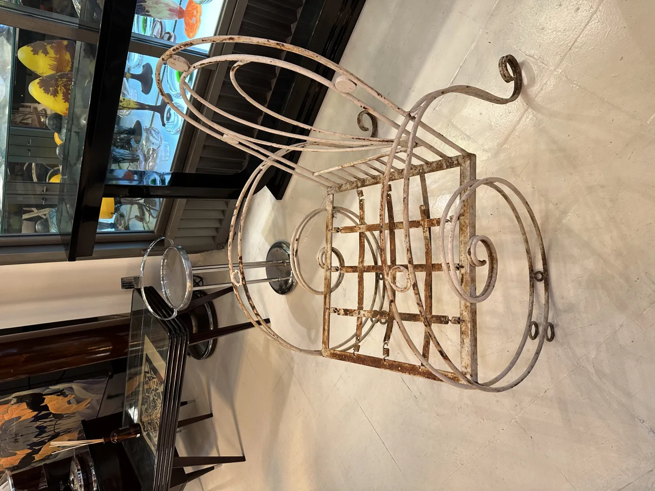 Tre poltrone da giardino antiche con design curvo in un ambiente moderno, aggiungendo un tocco decorativo