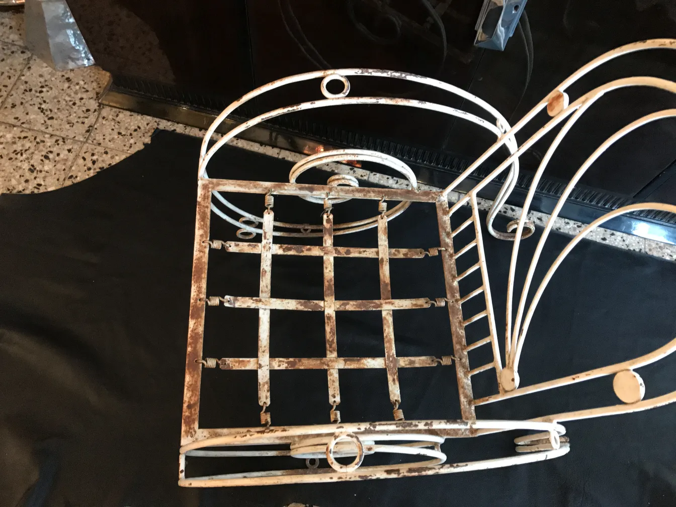 Tres sillones de jardín antiguos con un diseño clásico y detalles delicados, en un ambiente informal