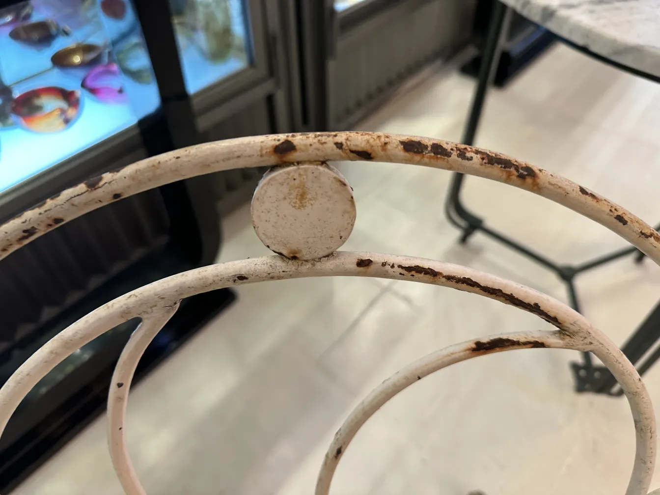 Drei antike Garten-Sessel, mit einzigartigen Details, in einer gemütlichen Umgebung.