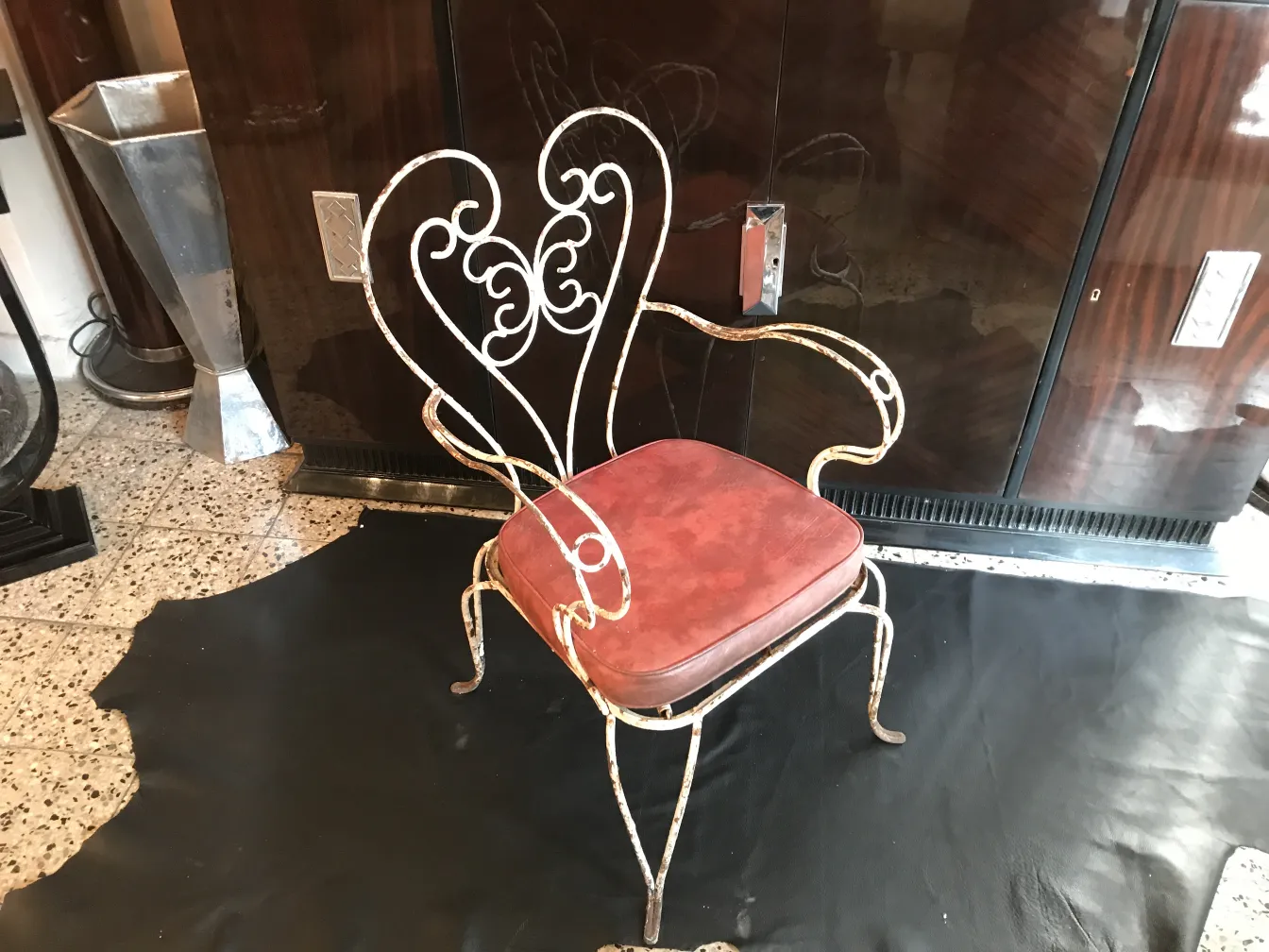 Três poltronas de jardim antigas com braços decorativos, ambiente aconchegante