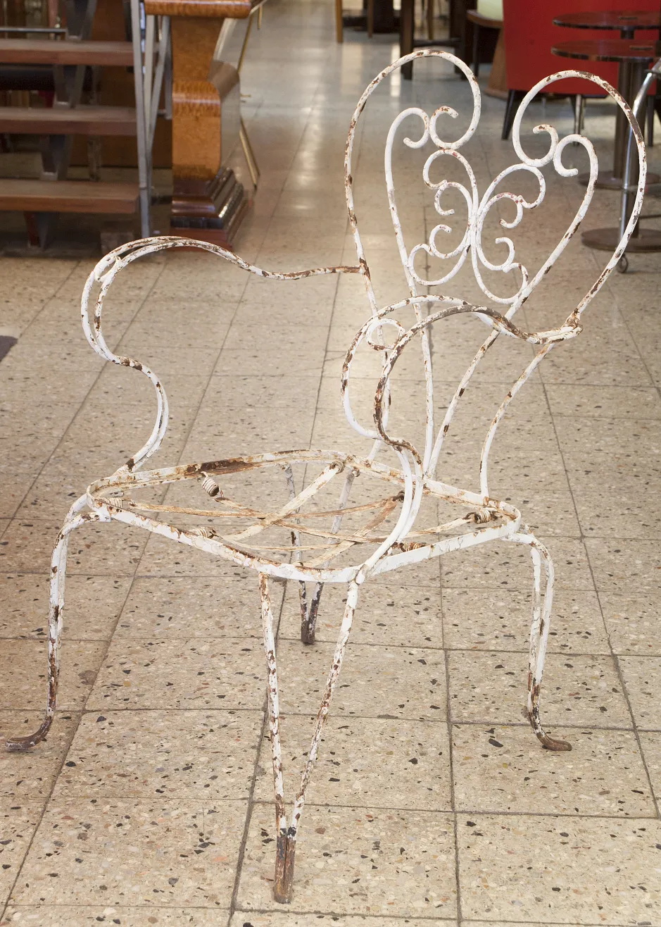 Tres sillones de jardín antiguos con un estilo romántico, mostrando detalles decorativos