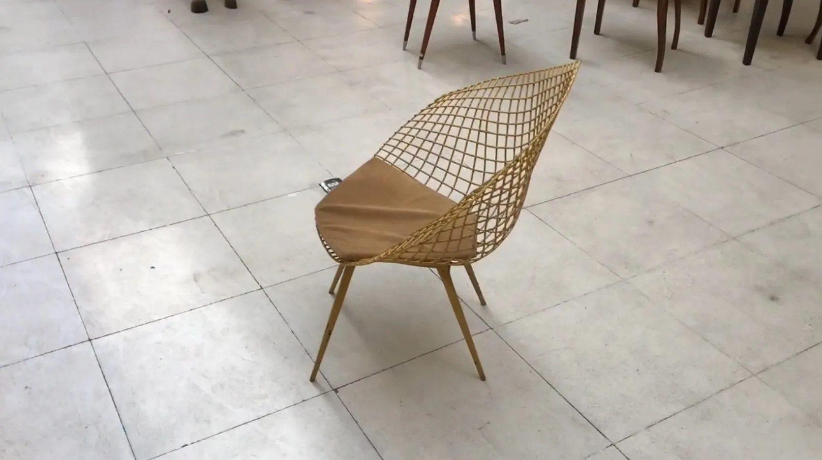 3 poltrone da giardino antiche in un ambiente moderno