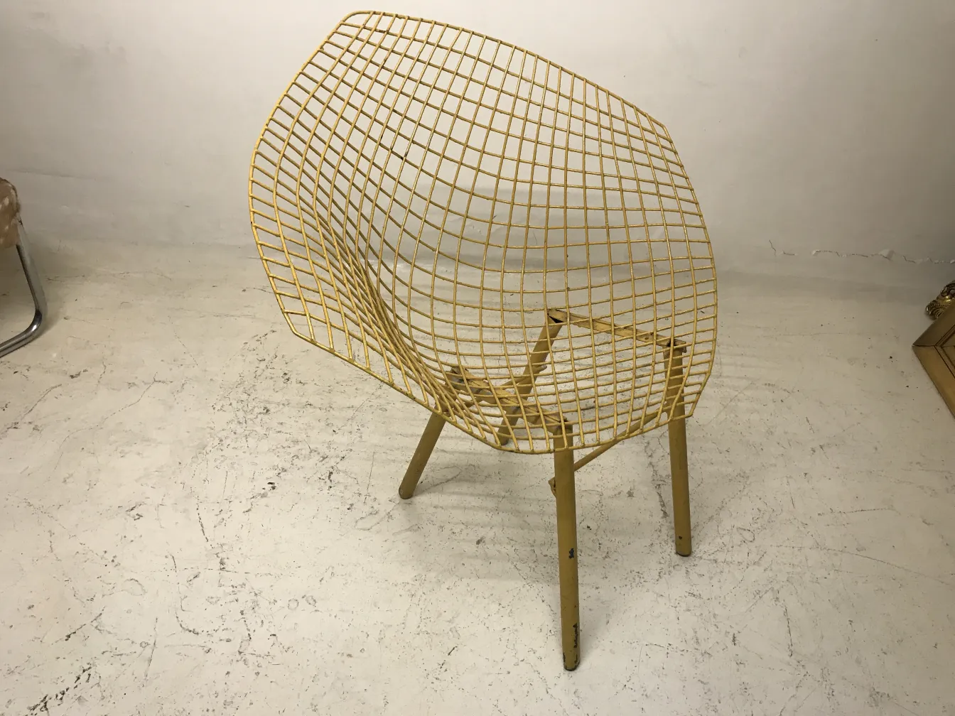 Três poltronas de jardim antigas com design moderno e abertura na base, fundo branco.