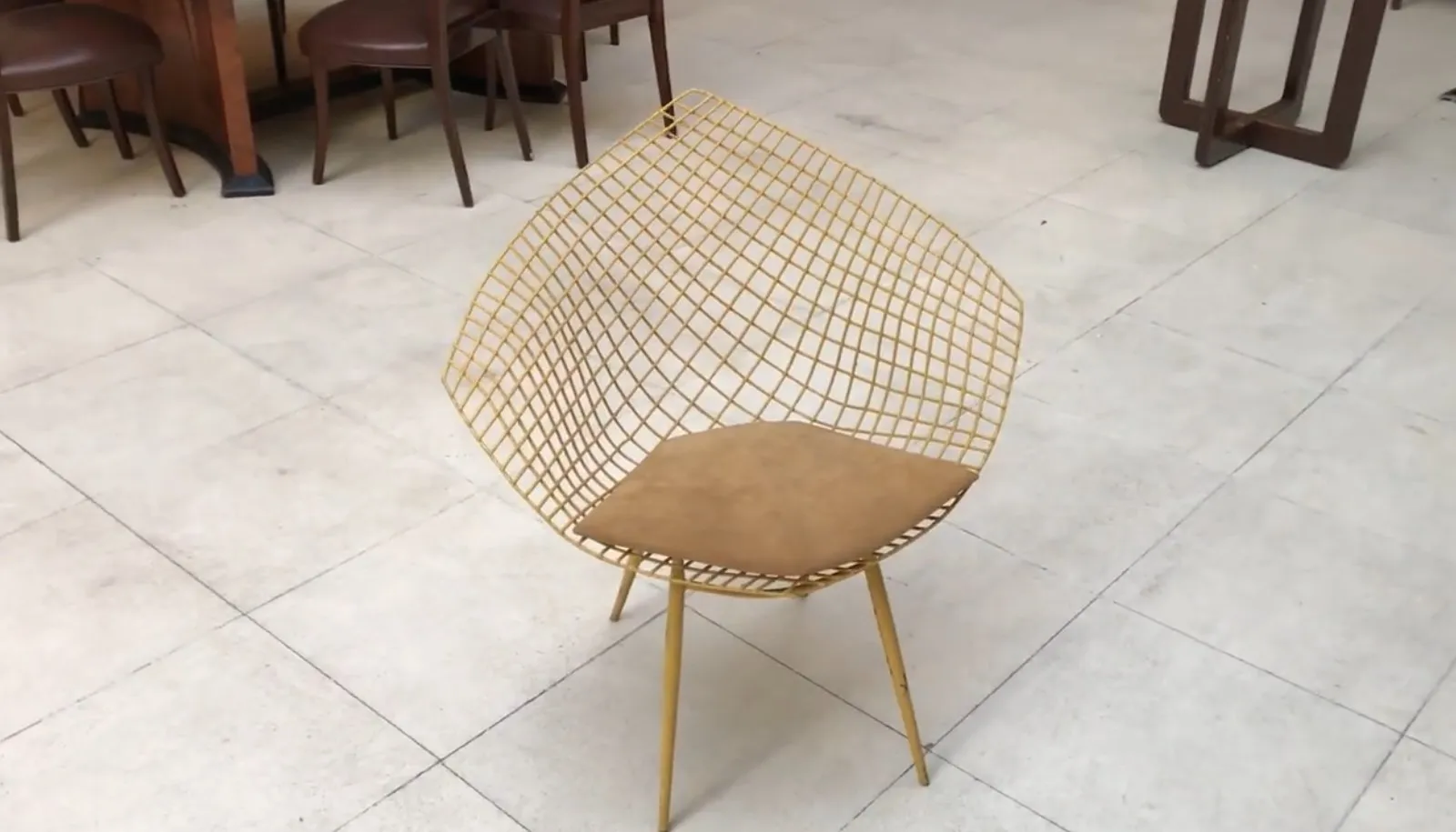 Tres sillones de jardín antiguos con un diseño único en un ambiente moderno