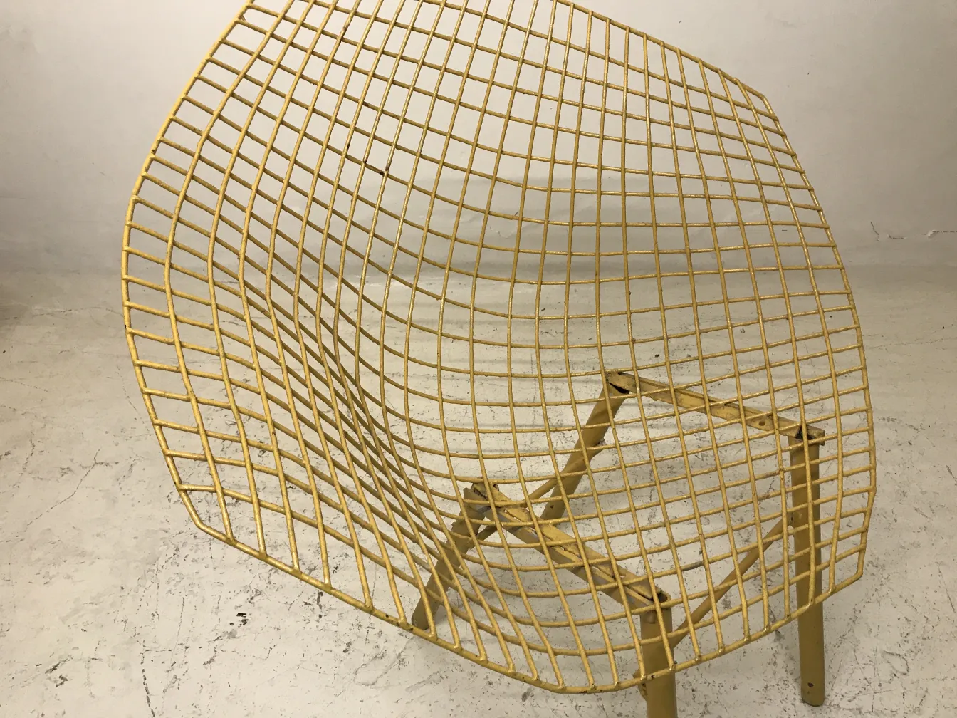 Trois fauteuils de jardin anciens avec un design unique dans un cadre neutre