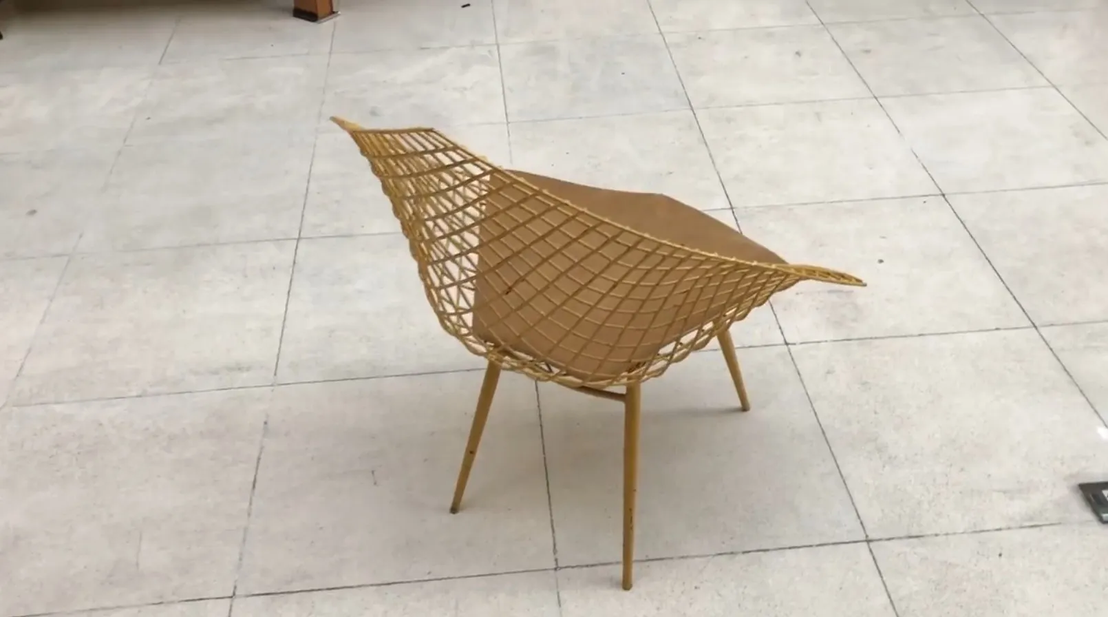 Tres sillones de jardín antiguos con diseño atractivo en un entorno exterior.