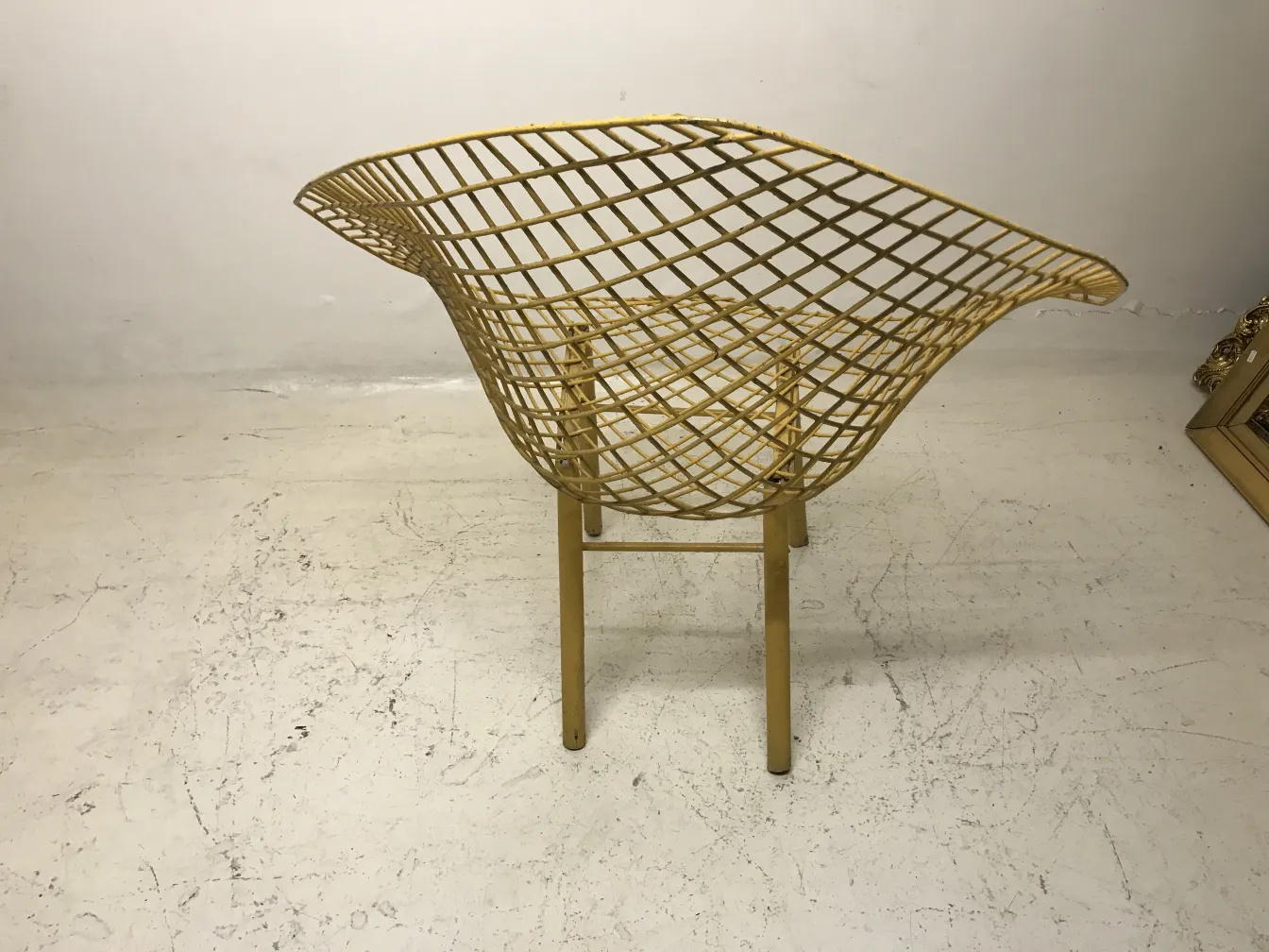 3 sillones de jardín antiguos de forma elegante en un ambiente claro