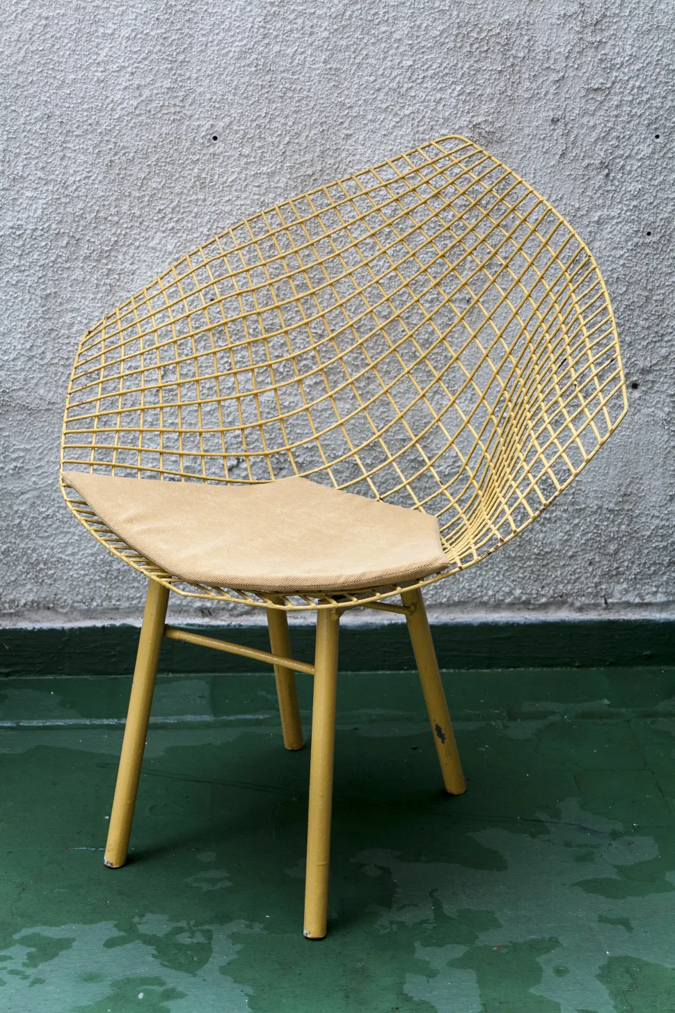 Tre poltrone da giardino antiche con design elegante e confortevole